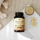 Solgar Vitamin D3 1000 IU (25 µg) Tek yumuşak jelatin kapsülde 1000 IU D3 vitamini içeriği ile günlük istenen D vitamini ihtiyacını karşılar.