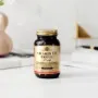 Solgar Vitamin D3 1000 IU (25 µg) Tek yumuşak jelatin kapsülde 1000 IU D3 vitamini içeriği ile günlük istenen D vitamini ihtiyacını karşılar.